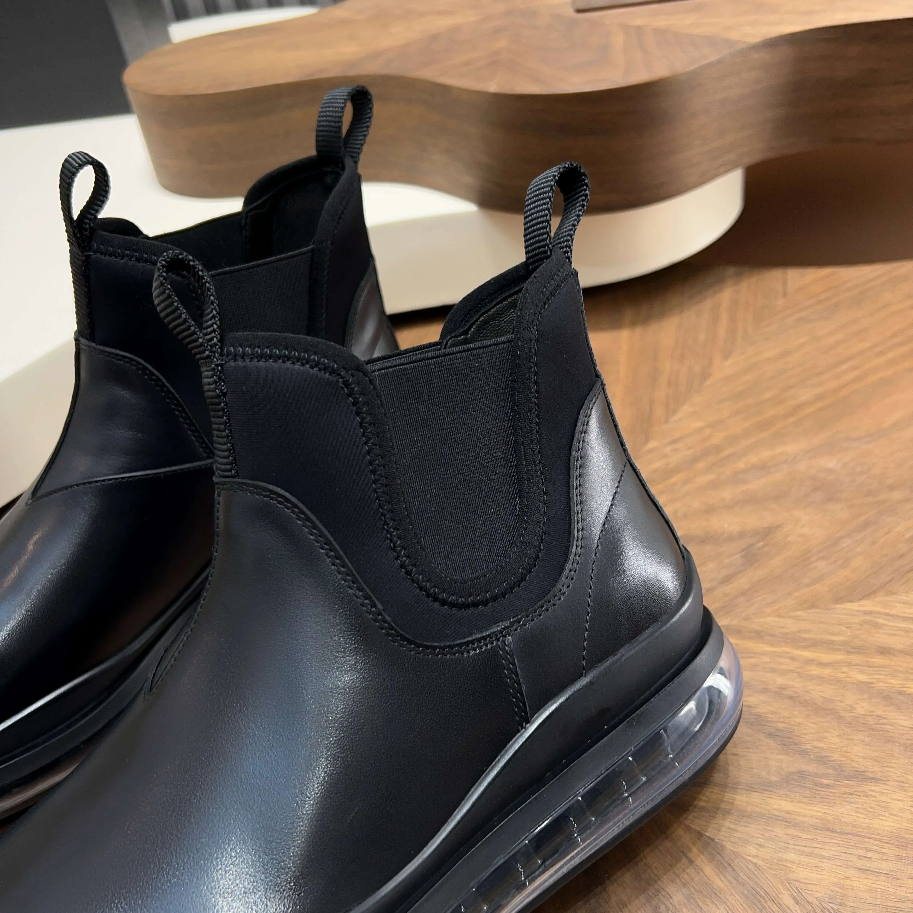 Men's shoes 💰 1000 Prada/Prada Italian show version Pure original men's high-top slip-on air cushion shoes Original super flexible air cushion outsole Silver label PRADA letter logo decoration on the heel Rubber bottom layer High comfort Excellent anti-slip performance Imported waxed cowhide Leather is smooth Leather holes are fine and even Super good texture Slip-on design Geometric carving decoration Novel and unique Full calf leather lining Standard gold-labeled feet. Fine workmanship. Ignore market currency. Support comparison inspection. Size: 38-39-40-41-42-43-44. Standard leather shoe size 45. Order